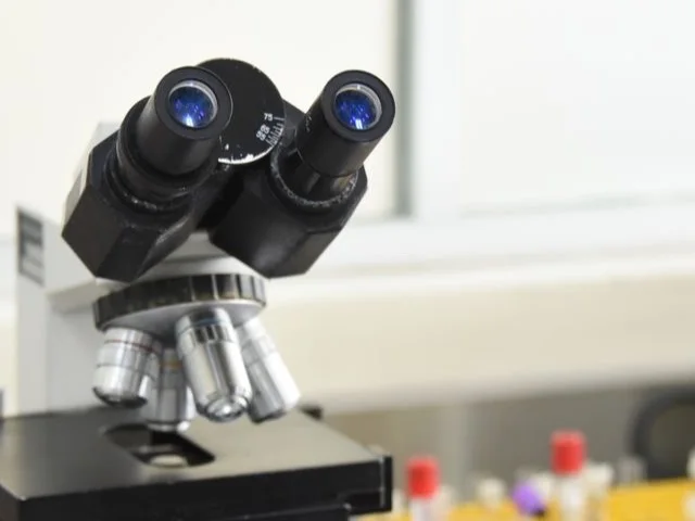Mikroszkóp és mintatartó állványok a patológiai laboratóriumban
